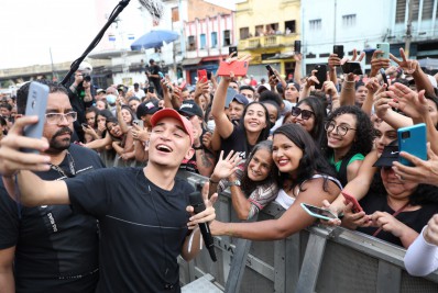 João Gomes atrai multidão em show gratuito no Mercadão de São Paulo