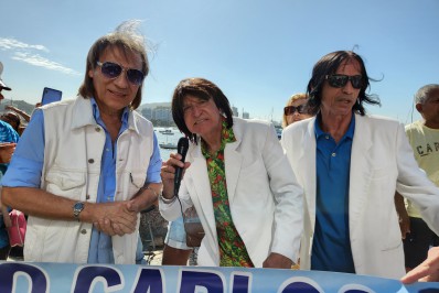 No dia do aniversário do Rei, sósias de Roberto Carlos posam juntos na Urca 