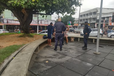 Pessoas em situação de rua são flagradas com facas em rodoviária de Saquarema