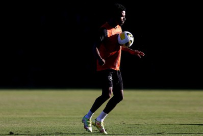 Esposa de Tchê Tchê conhece Nilton Santos e detalha bastidores de acerto com o Botafogo