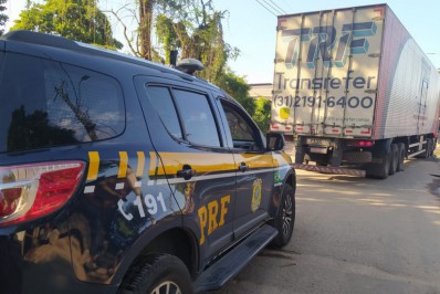 PRF recupera carreta roubada em rodovia de Duque de Caxias