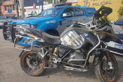 Criminoso é preso com réplica de pistola e moto roubada na comunidade da Muzema