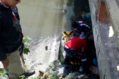 Idosa é resgatada por guardas municipais após cair de ponte em Belford Roxo 