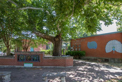 Pai de aluno distribui ovos de Páscoa com camisinhas de brinde em escola do Texas