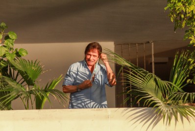Roberto Carlos completa 81 anos e faz tradicional aparição na sacada de seu apartamento