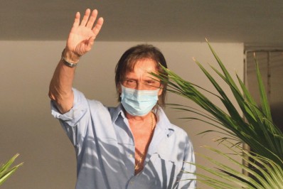 Parabéns! Roberto Carlos faz 81 anos e surge na sacada de seu prédio