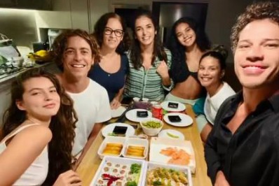 Após rumores de romance, Alanis Guillen e Jesuíta Barbosa jantam com colegas de 'Pantanal'