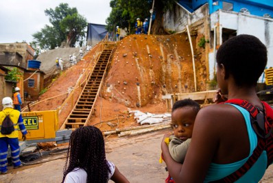 Encosta na Maestro Djalma do Carmo, no Tropical, em Nilópolis, recebe concretagem