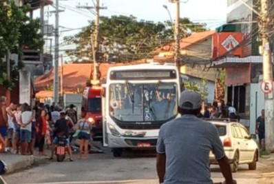 Idoso é atropelado por ônibus e socorrido em estado grave em São Pedro da Aldeia