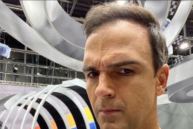 Tadeu Schmidt brinca com desenho que teria feito durante Jogo da Discórdia