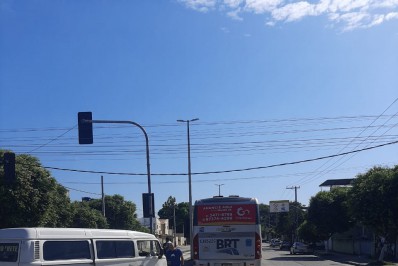 Kombi avança sinal e colide com BRT em Vicente de Carvalho