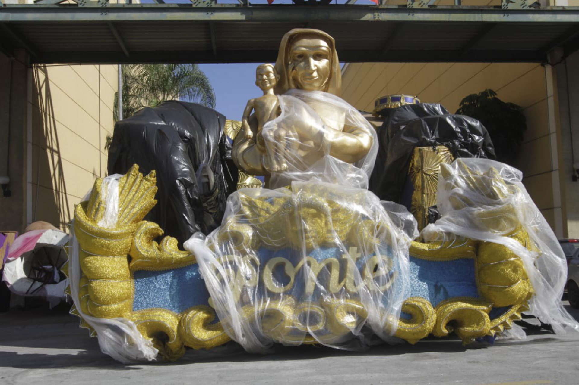 Para manter suspense, carros alegóricos estão escondidos sob plástico - Marcos Porto/Agência O Dia