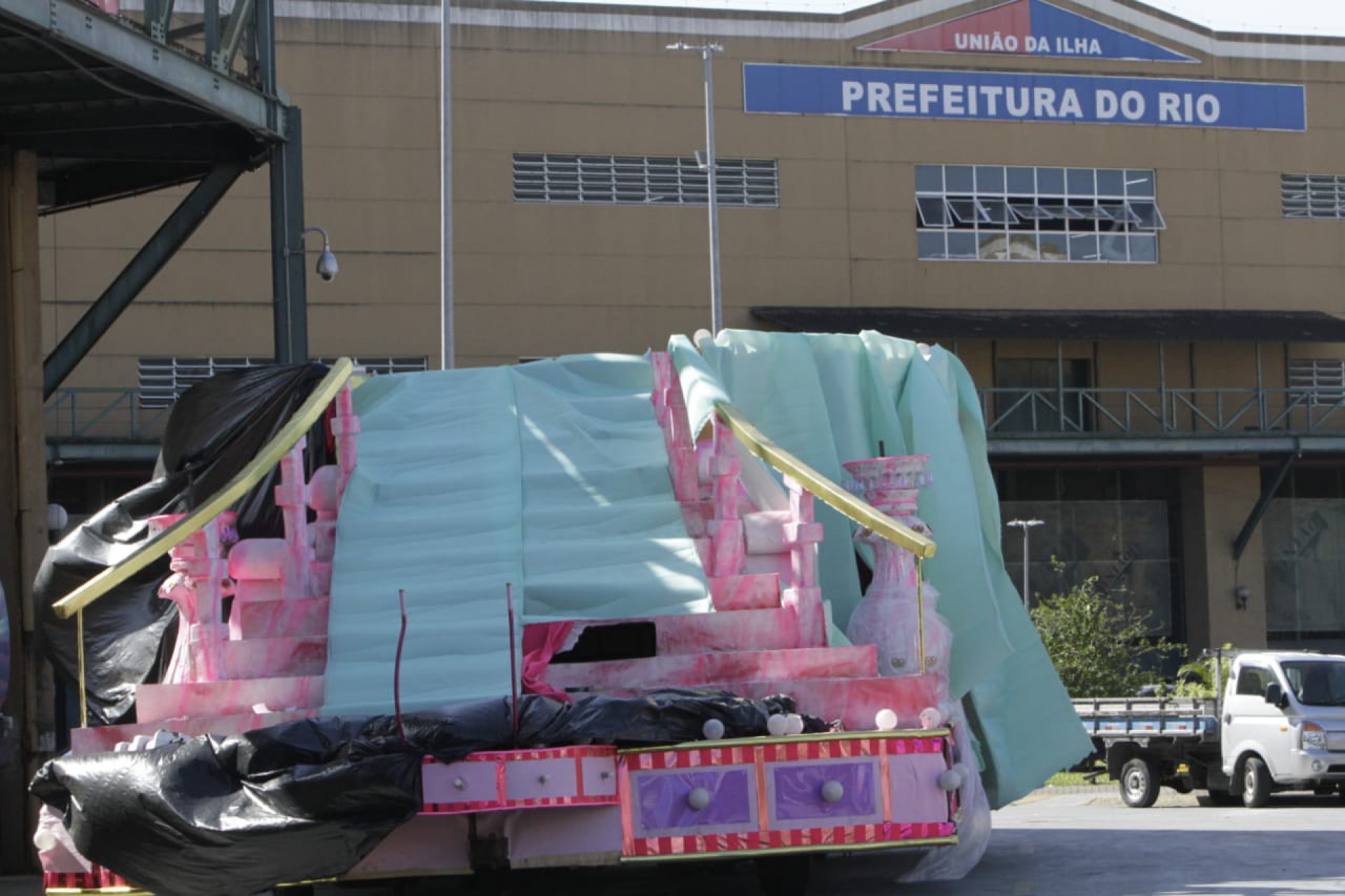 Para manter suspense, carros alegóricos estão escondidos sob plástico - Marcos Porto/Agência O Dia