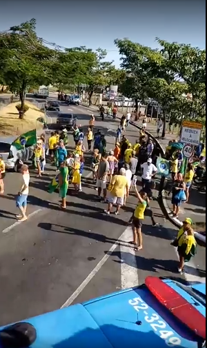 Captura de tela de transmissão feita pelo vereador Douglas Gomes (PL) – Manifestantes se reuniram contra a presença do ex-presidente Lula em Niterói - Reprodução/Facebook