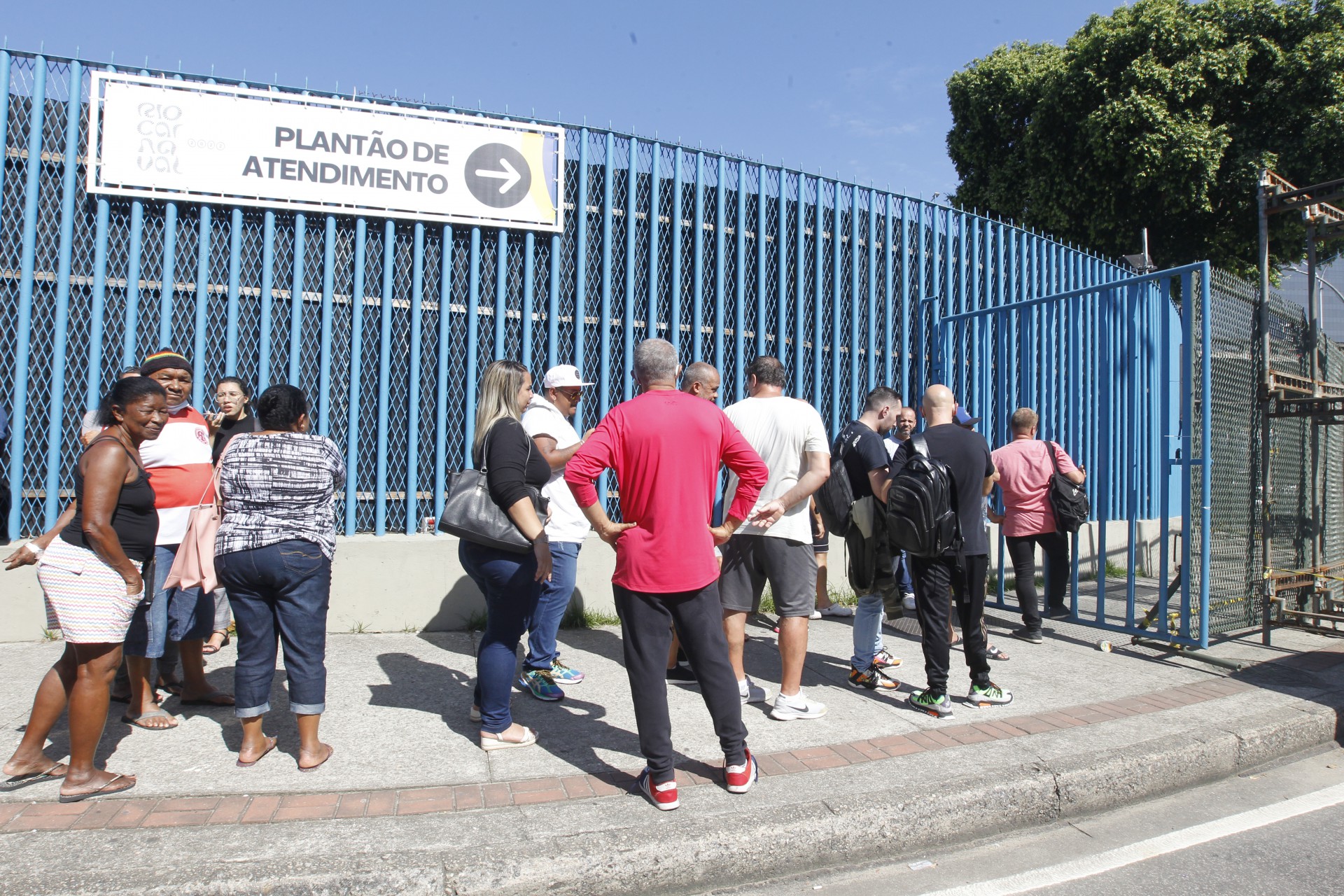 Geral - Movimetaçao na venda de ingressos para os desfiles das Escolas de Samba, na Avenida Marques de Sapucai, na manha de hoje. - Reginaldo Pimenta / Agencia O Dia