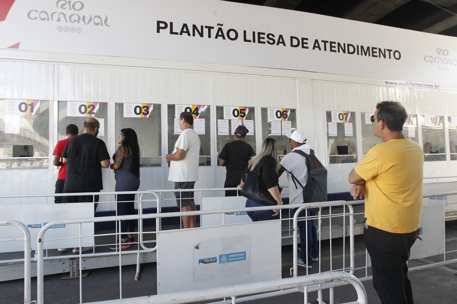 Geral - Movimetaçao na venda de ingressos para os desfiles das Escolas de Samba, na Avenida Marques de Sapucai, na manha de hoje. - Reginaldo Pimenta / Agencia O Dia