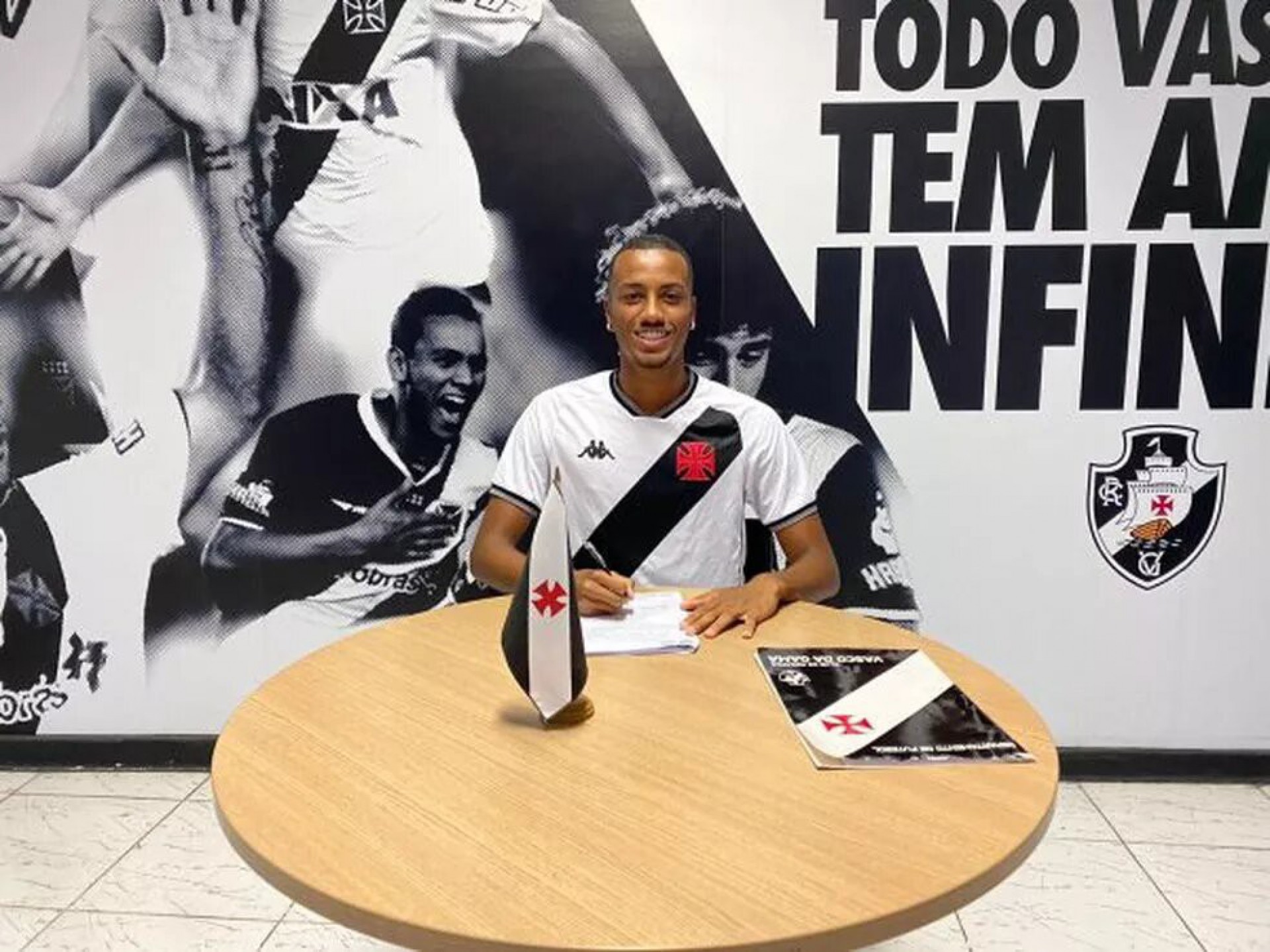 Vasco assina contrato com zagueiro até março de 2025 - Foto: Matheus Babo/Vasco