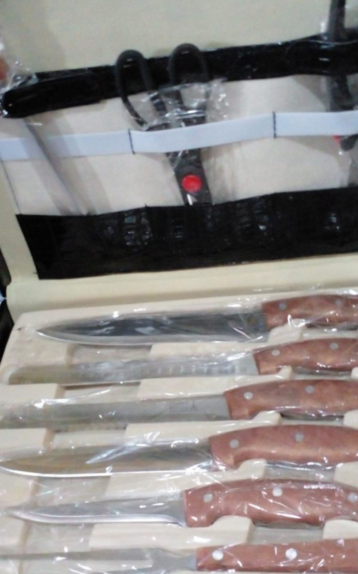 Idoso morador Cabo Frio cai em golpe, compra jogo de panelas falsificadas por R$2,5 mil e tem cart&atilde;o clonado