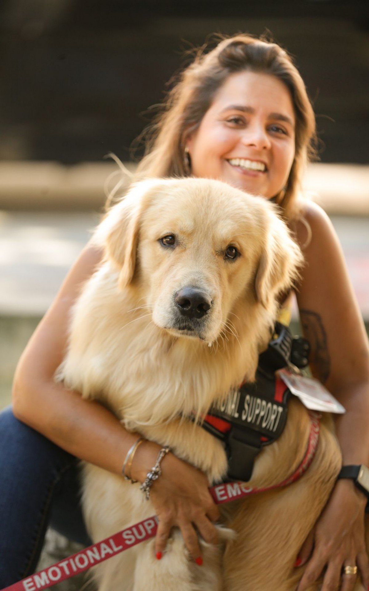 INSS Rio de Janeiro passou a permitir a entrada de cães de suporte emocional em unidades de todo o estado. Na foto, a tutora de Rudá e Prince, Danielle Cristo, que lutou pela aprovação da medida - Divulgação