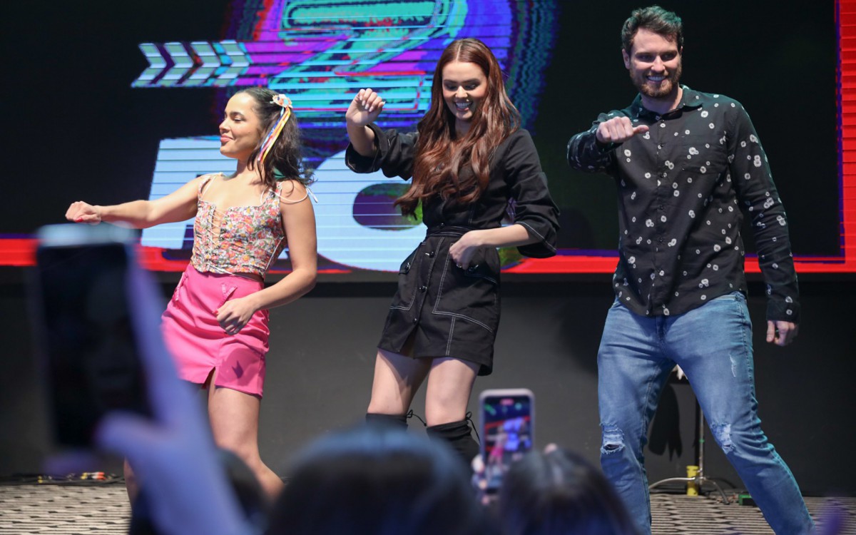 Eslov&ecirc;nia e Lucas se divertem em festa em S&atilde;o Paulo