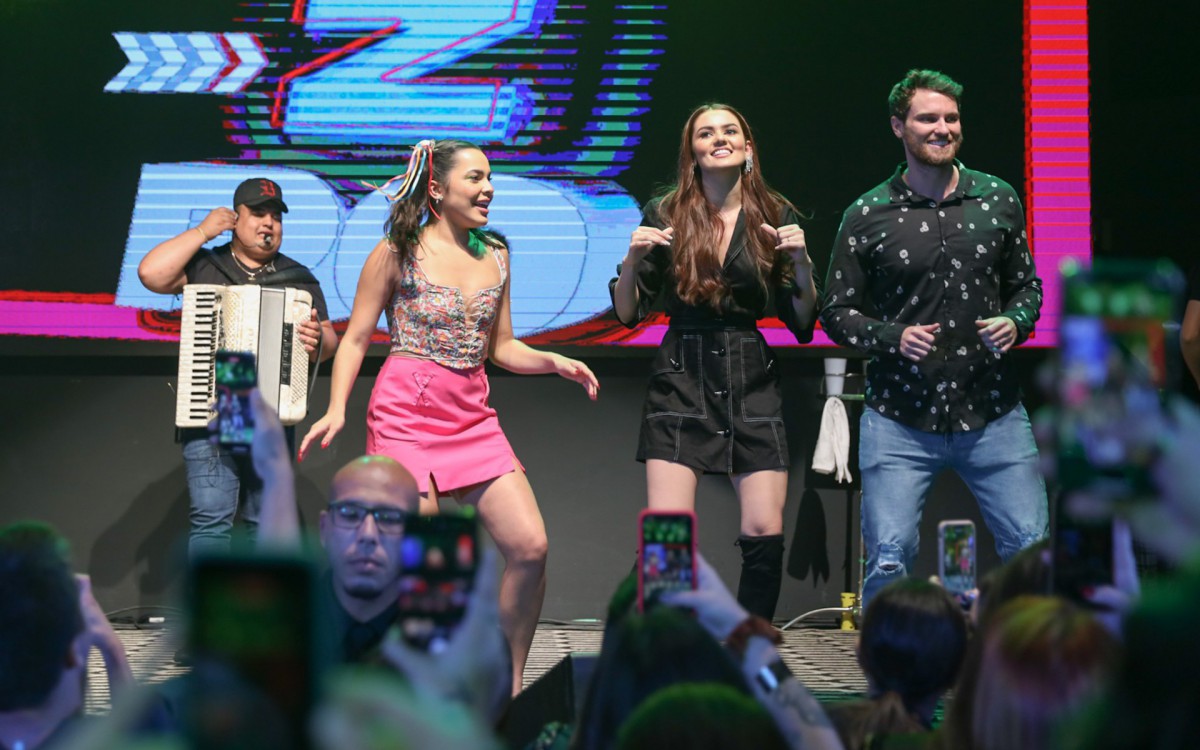 Eslov&ecirc;nia e Lucas se divertem em festa em S&atilde;o Paulo