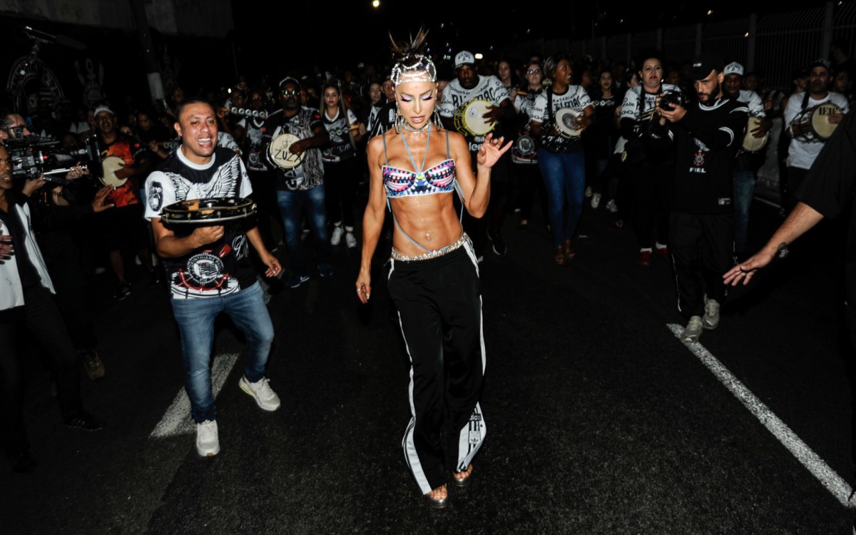 Sabrina Sato participa do &uacute;ltimo ensaio de rua da Gavi&otilde;es da Fiel, em S&atilde;o Paulo, na noite desta ter&ccedil;a-feira