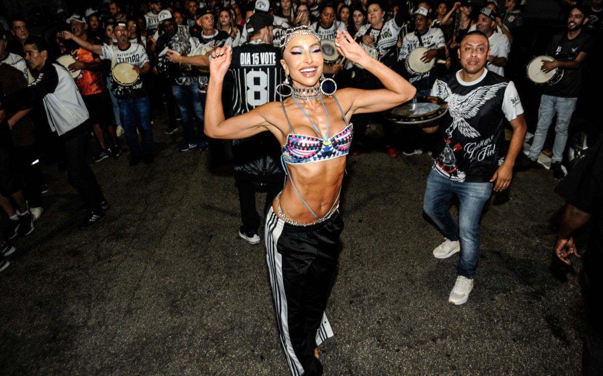 Sabrina Sato participa do &uacute;ltimo ensaio de rua da Gavi&otilde;es da Fiel, em S&atilde;o Paulo, na noite desta ter&ccedil;a-feira