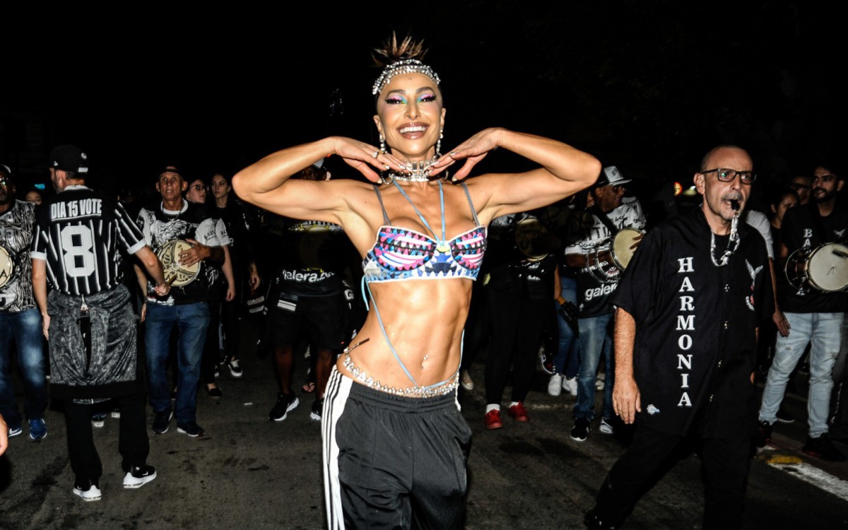 Sabrina Sato participa do &uacute;ltimo ensaio de rua da Gavi&otilde;es da Fiel, em S&atilde;o Paulo, na noite desta ter&ccedil;a-feira