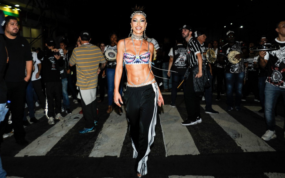 Sabrina Sato participa do &uacute;ltimo ensaio de rua da Gavi&otilde;es da Fiel, em S&atilde;o Paulo, na noite desta ter&ccedil;a-feira