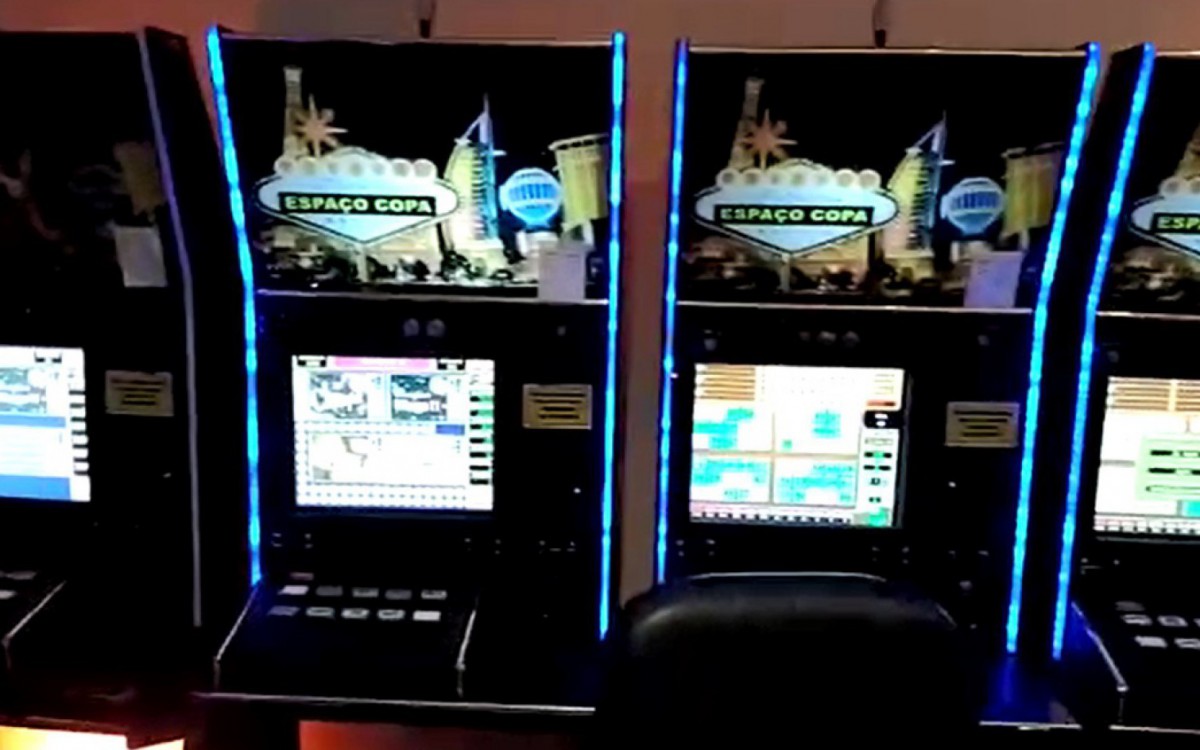 M&aacute;quinas ca&ccedil;a-n&iacute;queis apreendidas nos bingos, no bairro de Copacabana
