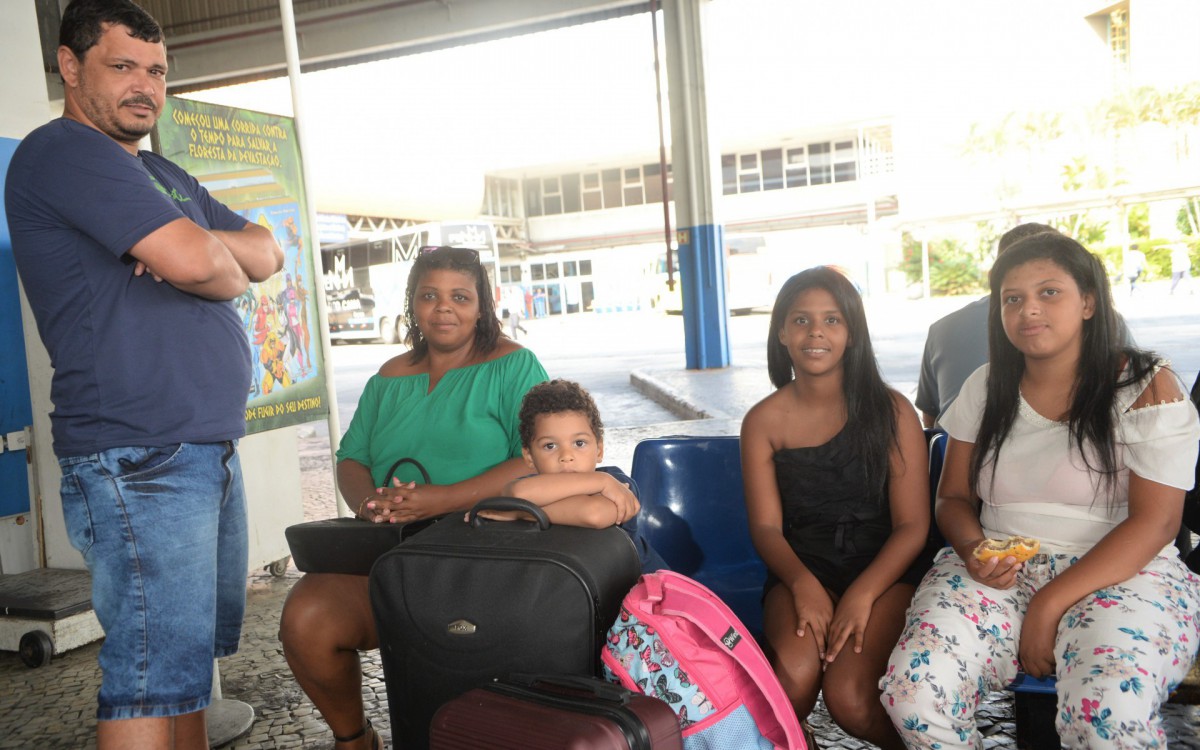 Movimenta&ccedil;&atilde;o nesta quarta feira (20) v&eacute;spera de feriado na Rodovi&aacute;ria Novo Rio
Luciano e sua fam&iacute;lia aguardando o &ocirc;nibus para Minas Gerais. 