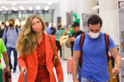 Grazi Massafera esbanja simpatia em aeroporto do Rio
