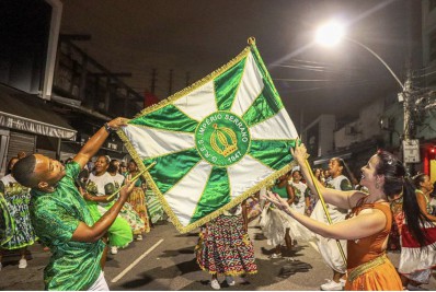 Ex-BBBs Larissa, Luciano e Vyni vão participar do desfile do Império Serrano 