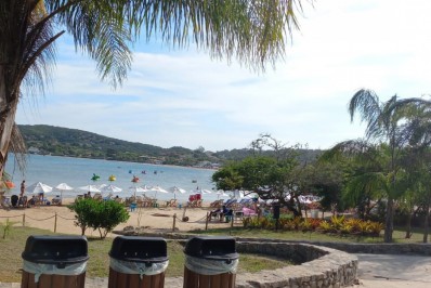 Dezenas de lixeiras são instaladas nas saídas de praias e Unidades de Conservação em Búzios