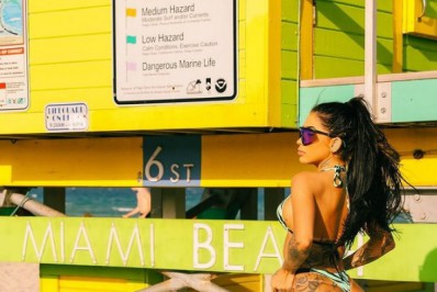 De biquíni fio-dental, MC Mirella exibe o bumbum na nuca