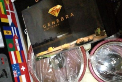 Idoso morador Cabo Frio cai em golpe, compra jogo de panelas falsificadas por R$2,5 mil e tem cartão clonado