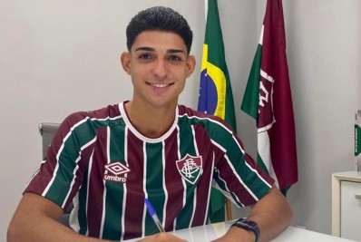 Fluminense renova contrato com atacante das categorias de base