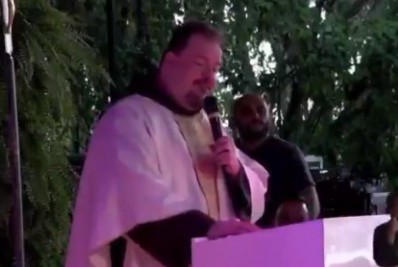 Técnico de som erra música e tira gargalhadas de fiéis durante a festa da Penha