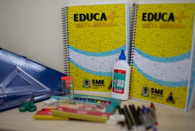 Estudantes da rede pública de Volta Redonda recebem kits escolares