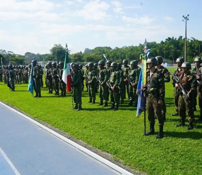 Capitão do Exército cai de paraquedas em um telhado na cidade de