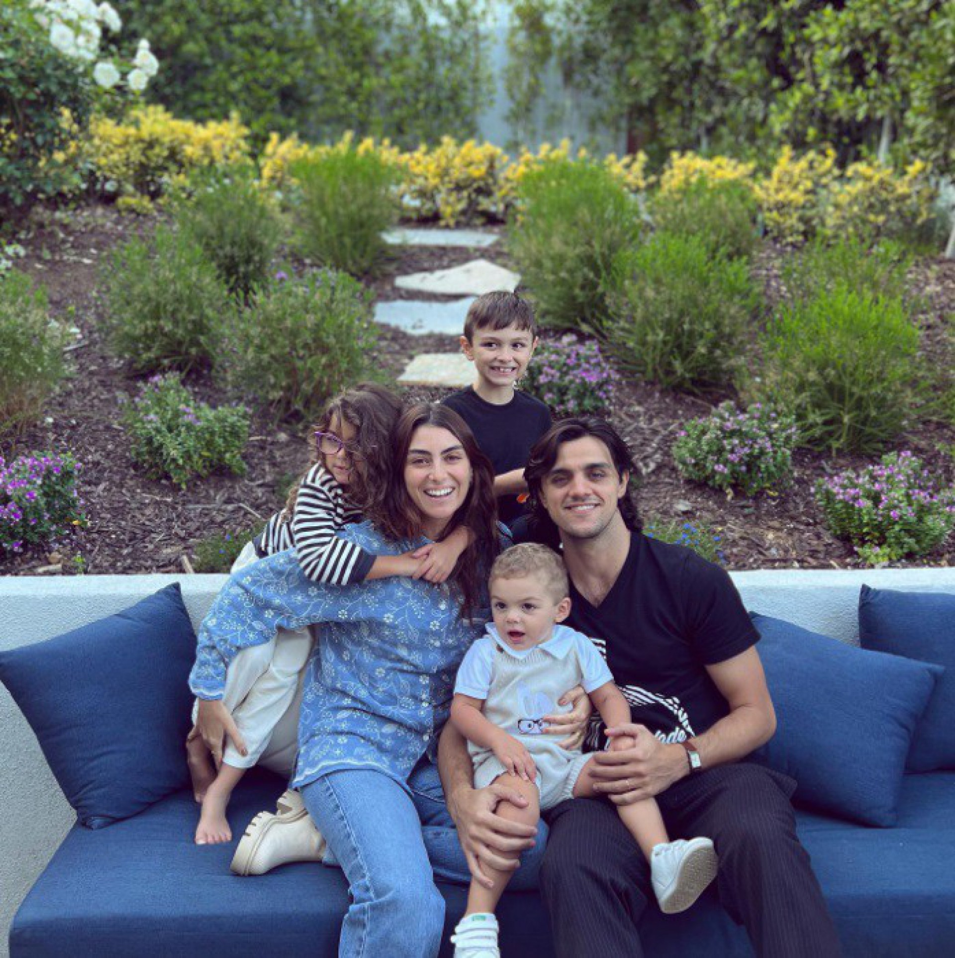 Felipe Simas ao lado da esposa e dos filhos  - Reprodução/Instagram