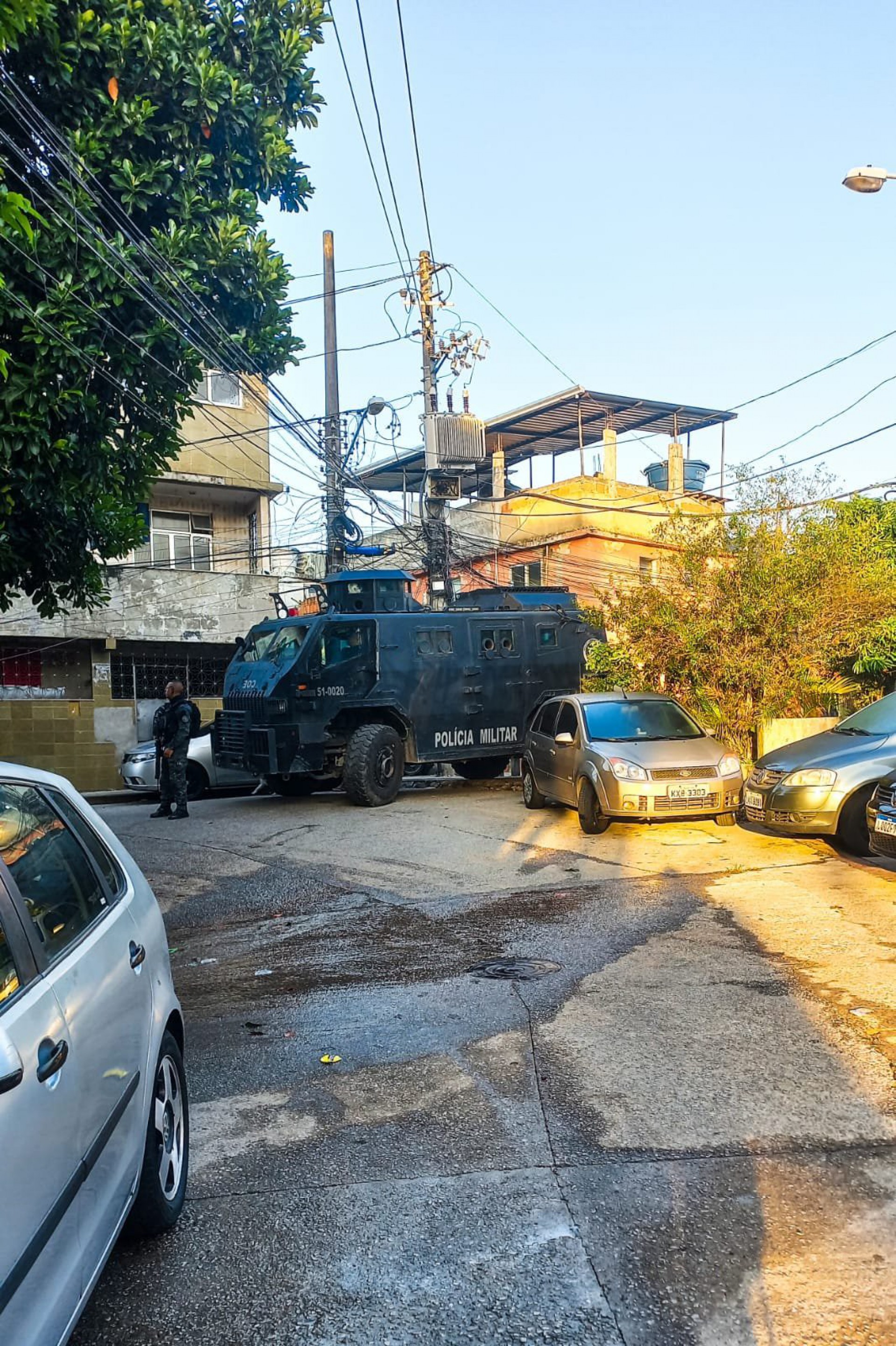 Militares atuam com o apoio de blindados - Divulgação/Polícia Militar