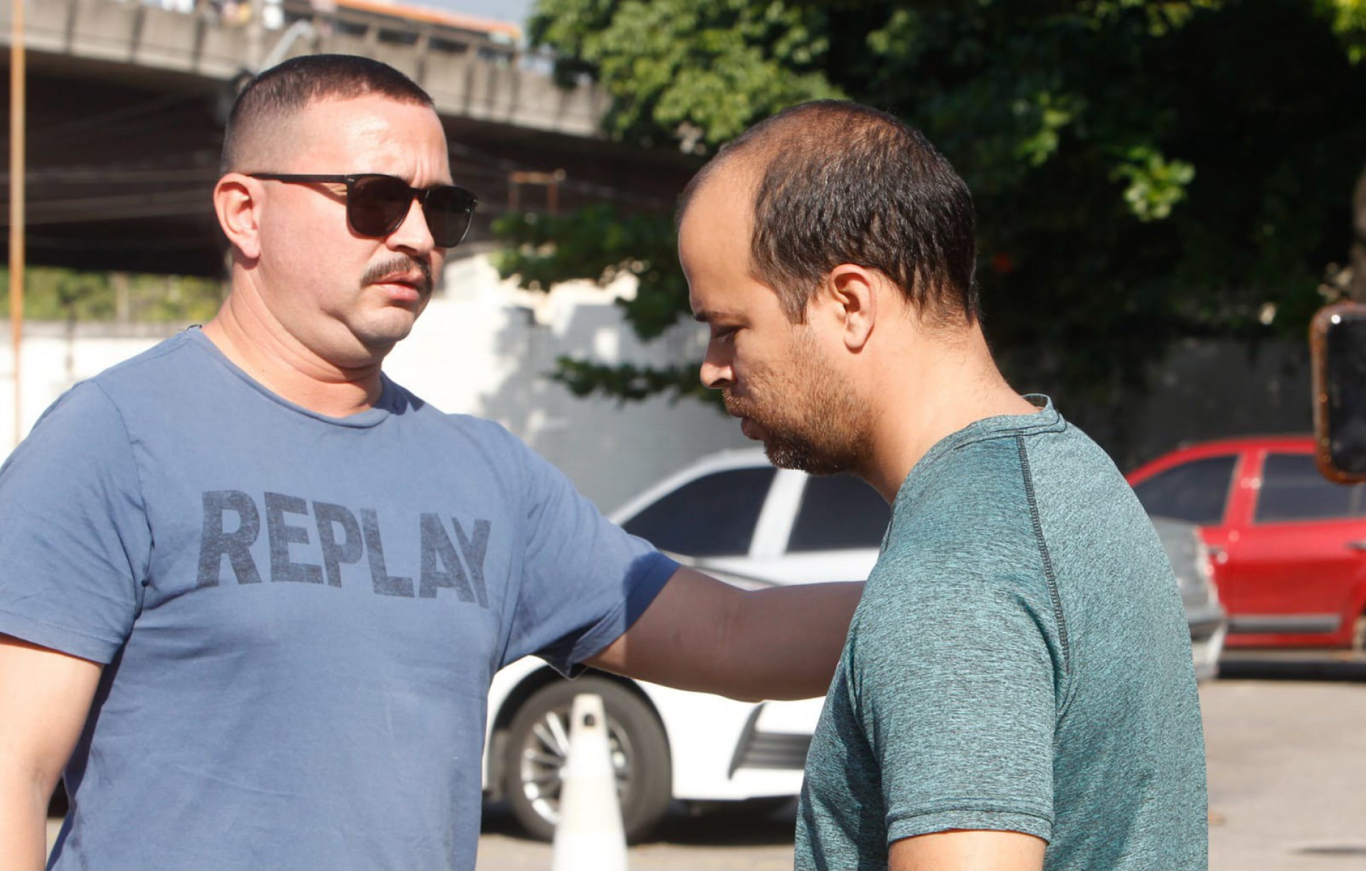 Ângelo Santos Pereira, primo da vítima, e Rodrigo Soares, cunhado - Reginaldo Pimenta / Agência O Dia