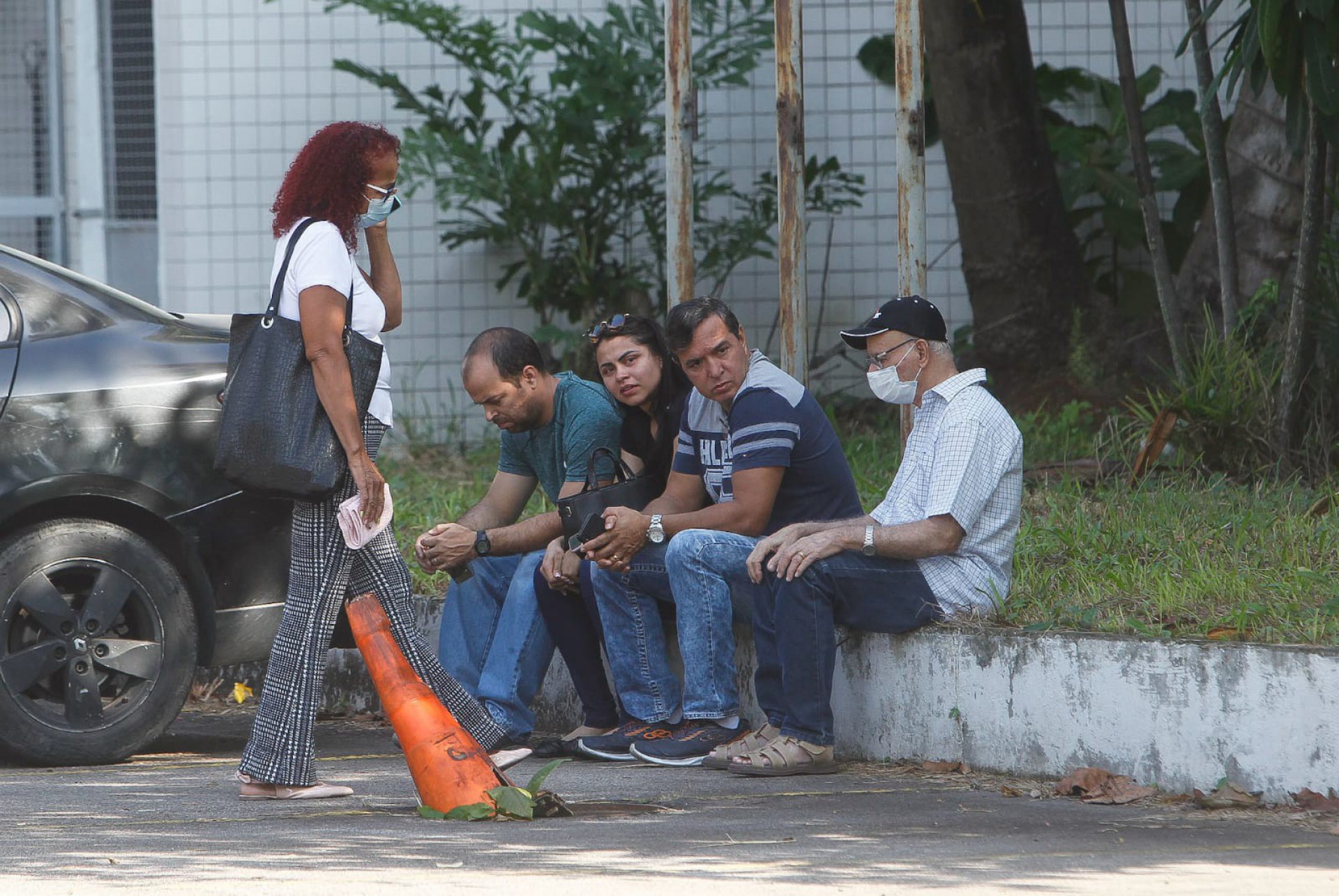 Familiares de Rafael Lima da Costa, de 42 anos, estiveram no IML para fazer a liberação do corpo do suboficial da Marinha - Reginaldo Pimenta / Agência O Dia