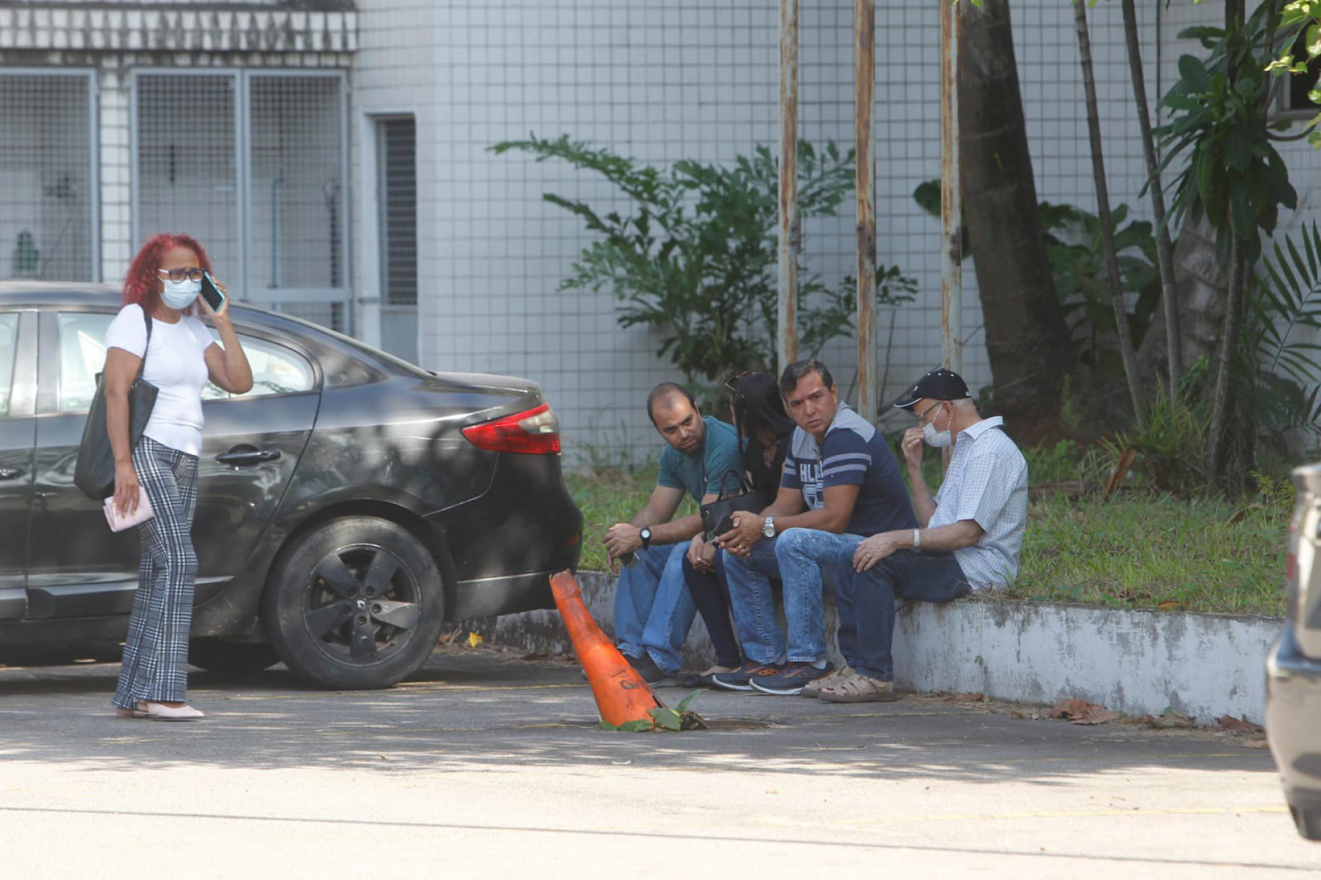 Familiares de Rafael Lima da Costa, de 42 anos, estiveram no IML para fazer a liberação do corpo do suboficial da Marinha - Reginaldo Pimenta / Agência O Dia