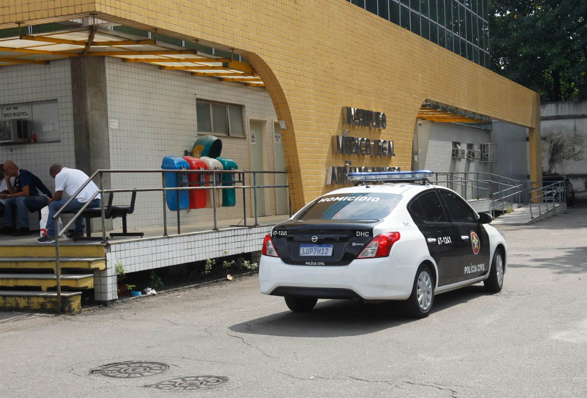 Policiais da DHC estiveram no IML do Centro do Rio para conversar com a família do militar Fábio Rafael Lima da Costa - Reginaldo Pimenta / Agência O Dia