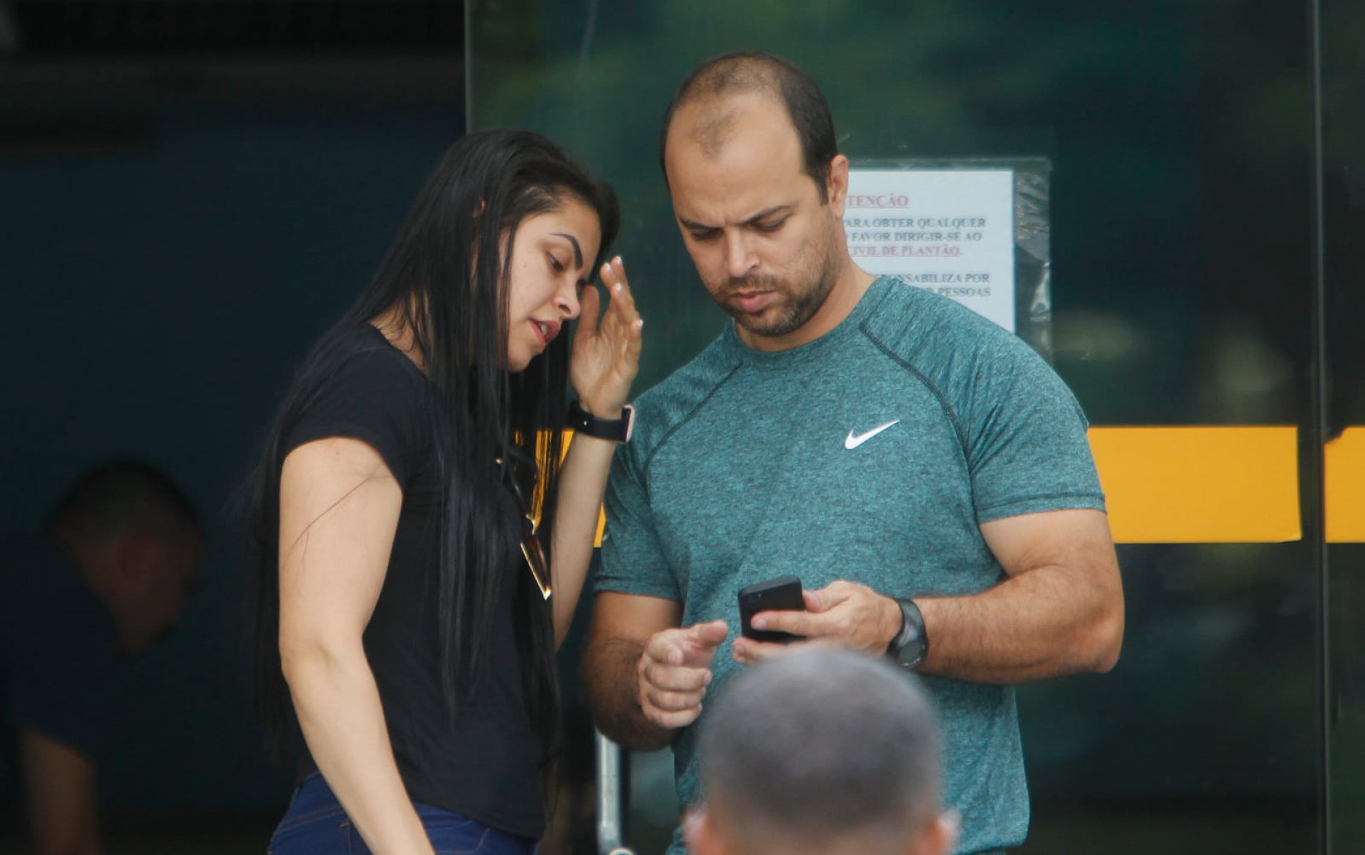 A irmã e o cunhado de Fábio Rafael Lima da Costa estiveram no IML para liberar o corpo - Reginaldo Pimenta / Agência O Dia