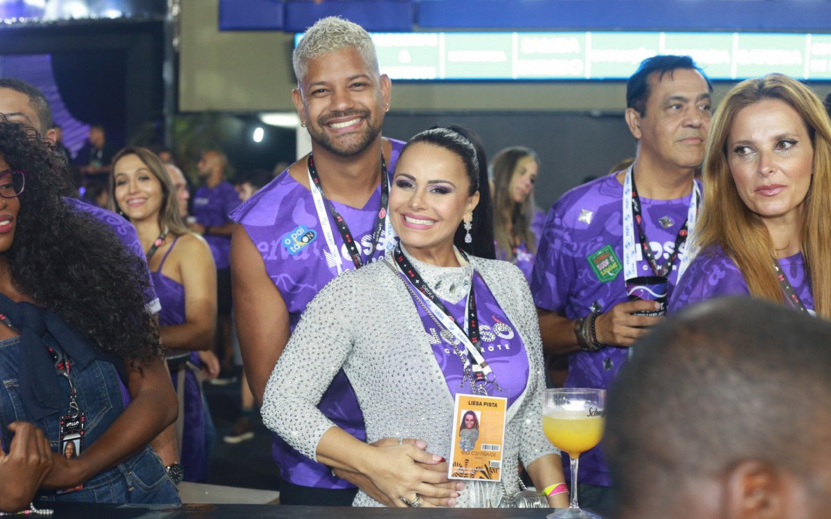 Gravid&iacute;ssima, Vivi&aacute;ne Ara&uacute;jo posou com o marido, Guilherme Milit&atilde;o