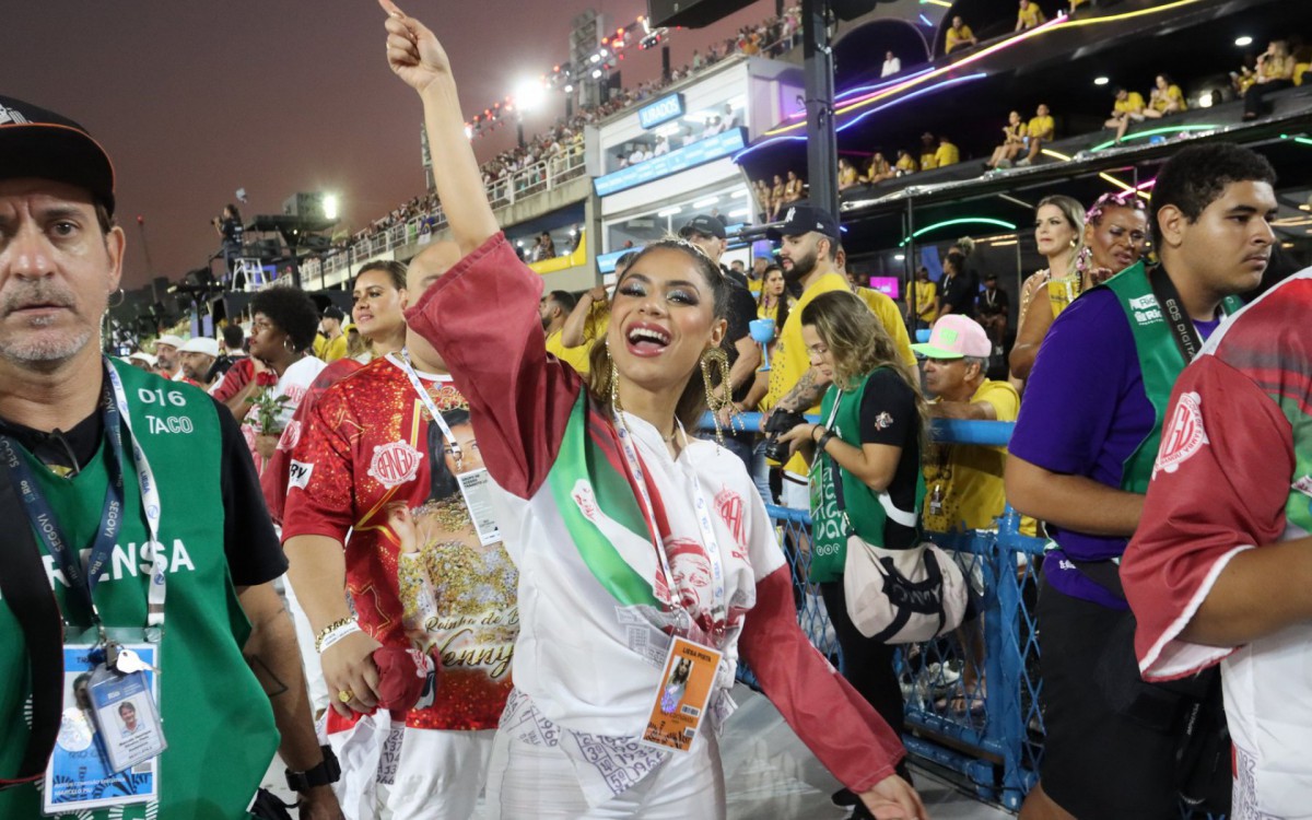 Lexa esteve na Sapucaí para prestigiar sua irmã, Wenny Isa, que estreou como rainha de bateria - Wallace Barbosa / Ag. News