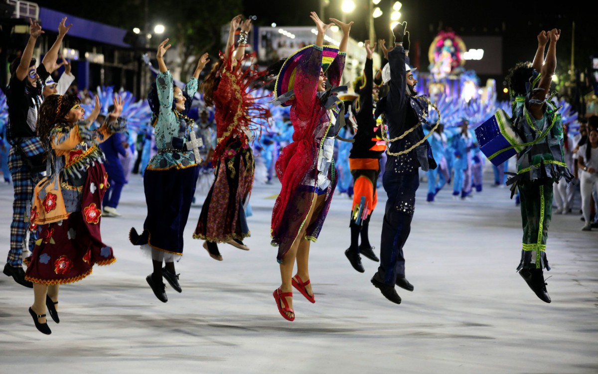 Comiss&atilde;o de frente da Em Cima da Hora teve trem lotado - Riotur /Fabio Motta
